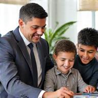 Familia feliz interactuando con un asesor financiero, simbolizando la confianza y el futuro financiero claro.