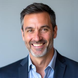 Fotografía profesional de Juan Soto, fundador de Finanzas Claras Chile.